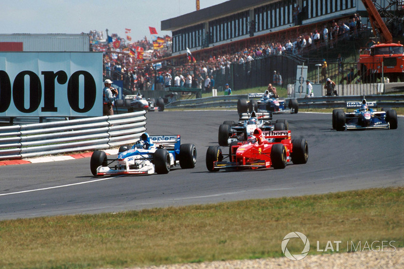 Damon Hill. Arrows A18 passeert Michael Schumacher, Ferrari F310B