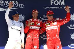 Valtteri Bottas, Mercedes AMG F1 W08, ganador de la pole Sebastian Vettel, Ferrari y Kimi Raikkonen,