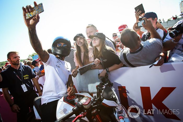 Lewis Hamilton, Mercedes AMG F1 en su MV Agusta Dragster RR LH44 Edición Limitada.