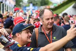 A fan gets a photo, Gerhard Berger