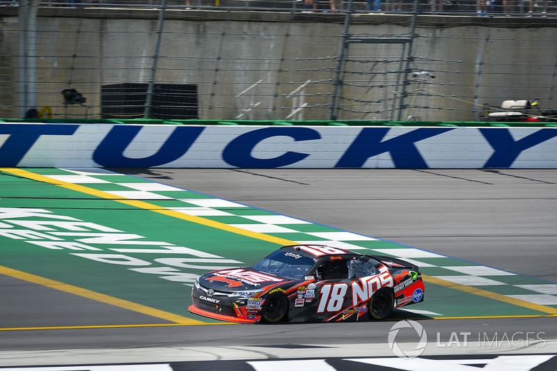 Kyle Busch, Joe Gibbs Racing Toyota se lleva la bandera a cuadros