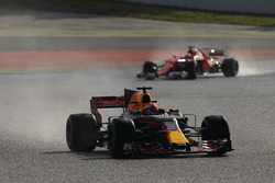 Max Verstappen, Red Bull Racing RB13, devant Kimi Raikkonen, Ferrari SF70H
