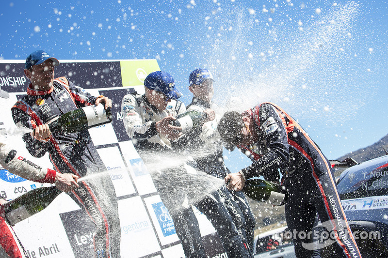I vincitori Thierry Neuville, Nicolas Gilsoul, Hyundai Motorsport, al secondo posto Elfyn Evans, Dan