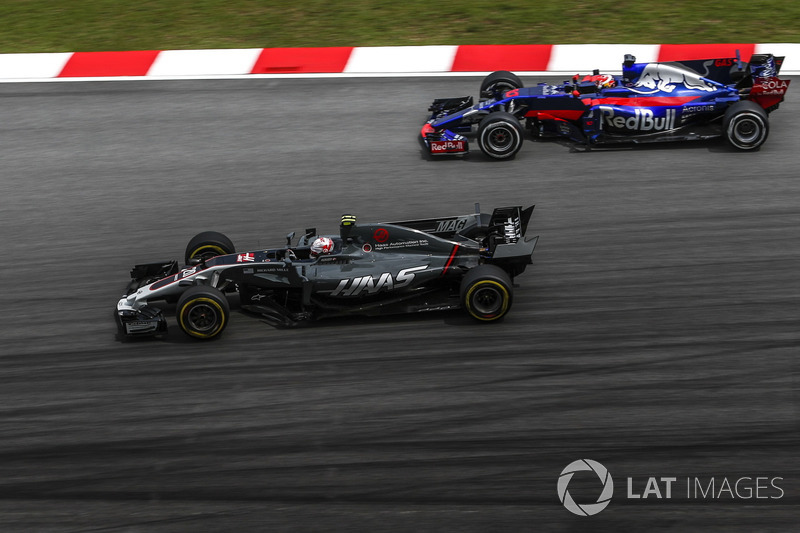 Kevin Magnussen, Haas F1 Team VF-17 and Pierre Gasly, Scuderia Toro Rosso STR12