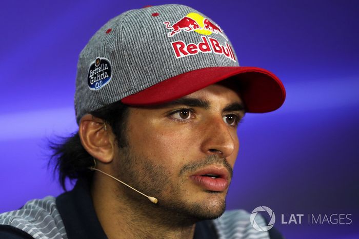 Carlos Sainz Jr, Scuderia Toro Rosso en la Conferencia de prensa.
