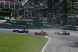 Серхіо Перес, Естебан Окон, Sahara Force India VJM10, Себастьян Феттель, Ferrari SF70H battle