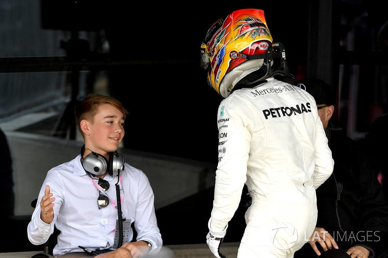 Ganador de la carrera Lewis Hamilton, Mercedes AMG F1 celebra en parc ferme con Billy Monger