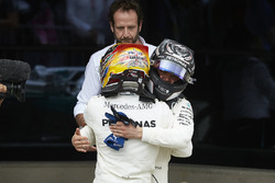 Ganador de la carrera Lewis Hamilton, Mercedes AMG F1, celebra en Parc Ferme, Valtteri Bottas, Merce