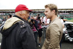 Niki Lauda, Presidente no ejecutivo, Mercedes AMG F1, habla con Nico Rosberg
