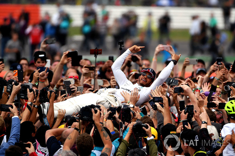 Lewis Hamilton a rajongókkal - Silverstone