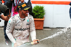 Победитель гонки - Льюис Хэмилтон, Mercedes AMG F1 празднует с шампанским на подиуме