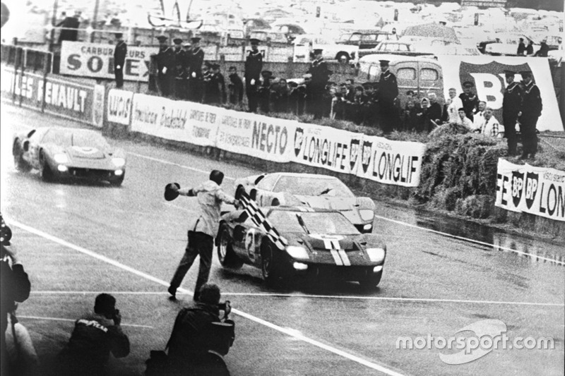 Primera victoria de Ford en las 24 horas de Le Mans, 1966: el ganador Ford GT-40 mark II conducido por Bruce McLaren y Chris Amon