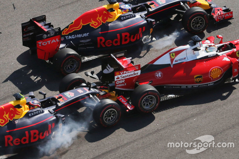 35: Гран Прі Росії, Сочі. Данііл Квят, Red Bull Racing RB12 врізається в Себастьяна Феттеля, Ferrari SF16-H на старті гонки