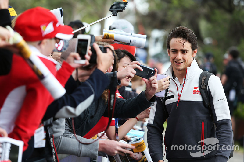 Esteban Gutierrez, Haas F1 Team con fans