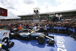 Winner Lewis Hamilton, Mercedes AMG F1 W07 Hybrid in parc ferme