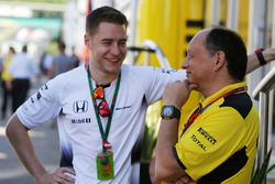 Stoffel Vandoorne, McLaren, Ersatzfahrer; Frederic Vasseur, Renault Sport F1, Teamchef