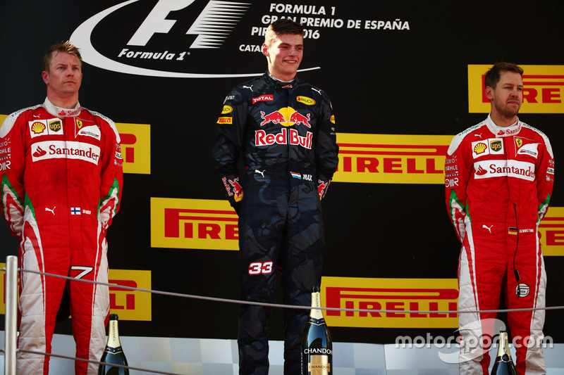 Podium: Kimi Raikkonen Ferrari, tweed; Max Verstappen, Red Bull Racing, winnaar; Sebastian Vettel, Ferrari, derde