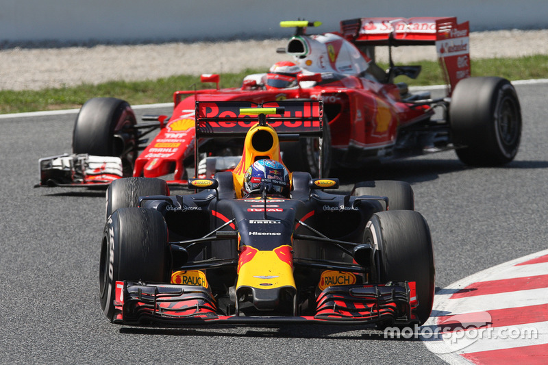 Max Verstappen, Red Bull Racing RB12 devant Kimi Raikkonen, Ferrari SF16-H