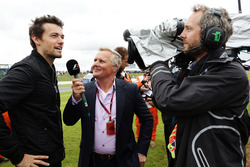 Jolyon Palmer, Renault Sport F1 Team con Johnny Herbert, Sky Sports F1 Presentador en el desfile de