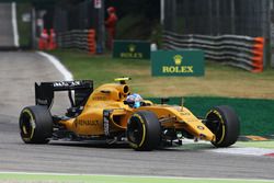 Jolyon Palmer, Renault Sport F1 Team RS16 with a broken front wing