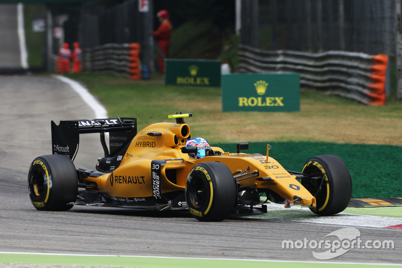 Jolyon Palmer, Renault Sport F1 Team RS16 with a broken front wing