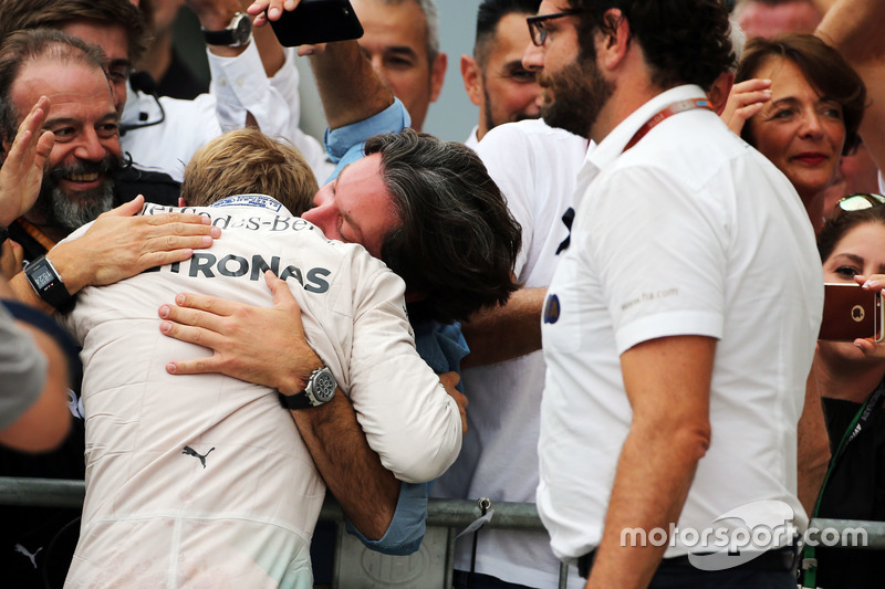 Ganador de la carrera Nico Rosberg, Mercedes AMG F1 celebra con el equipo en parc ferme