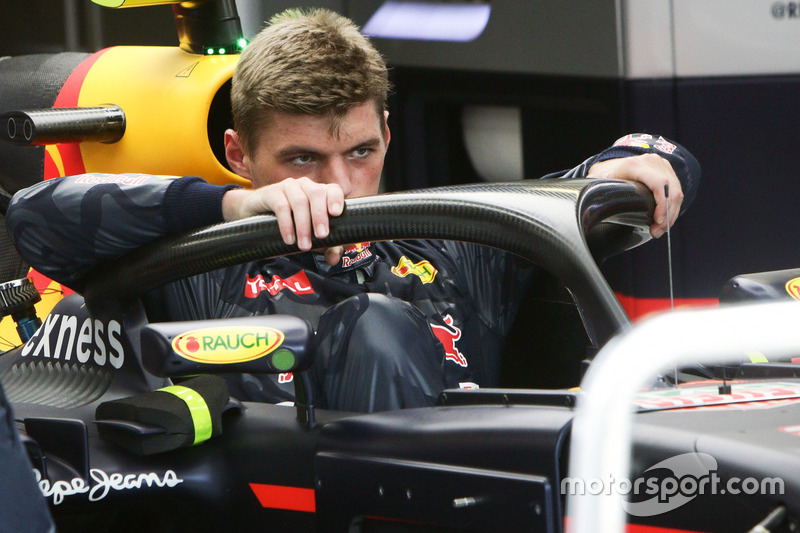 Verstappen neemt plaats in de RB12 met halo-cockpitbescherming