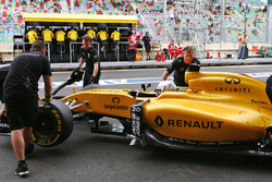 Кевин Магнуссен, Renault Sport F1 Team RS16 в гараже