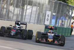Дженсон Баттон, McLaren MP4-31 и Карлос Сайнс мл., Scuderia Toro Rosso STR11 - борьба за позицию