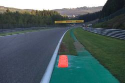 Bordillo a la salida de la curva 9