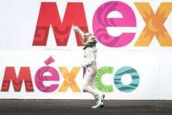 Ganador de la carrera Lewis Hamilton, Mercedes AMG F1 celebra en parc ferme