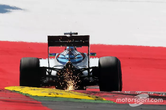 Felipe Massa também abandonou, mas manteve a nona colocação no campeonato.