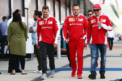 (L naar R): Sebastian Vettel, Ferrari met Diego Ioverno, Ferrari Operations Director en Kimi Raikkon