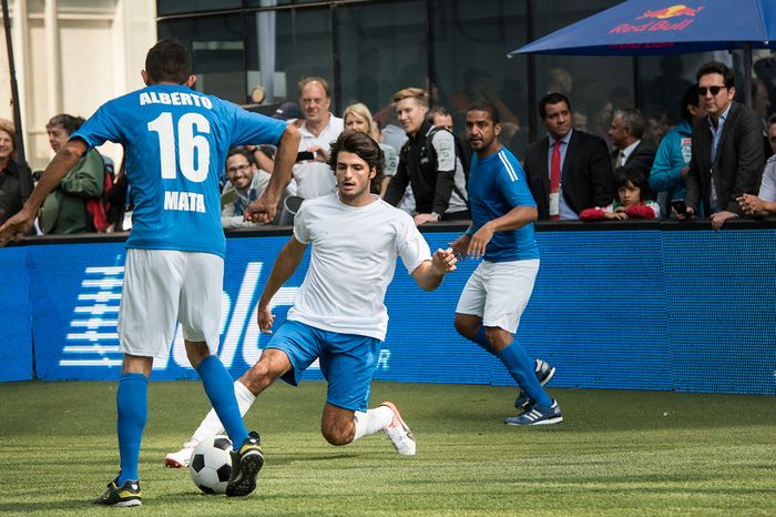 Carlos Sainz Jr., Scuderia Toro Rosso en el partido de fútbol benéfico: de la pista a la cancha