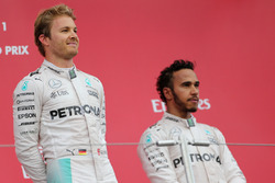 Нико Росберг, Mercedes AMG F1, и Льюис Хэмилтон, Mercedes AMG F1