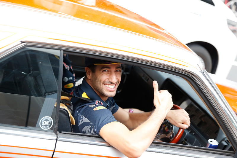 Daniel Ricciardo y Max Verstappen, Red Bull Racing conducen alrededor de Tokio en un coche de Bosozu