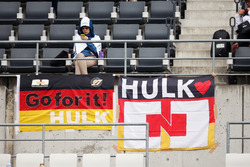 Fans mit Poster für Nico Hülkenberg, Sahara Force India F1