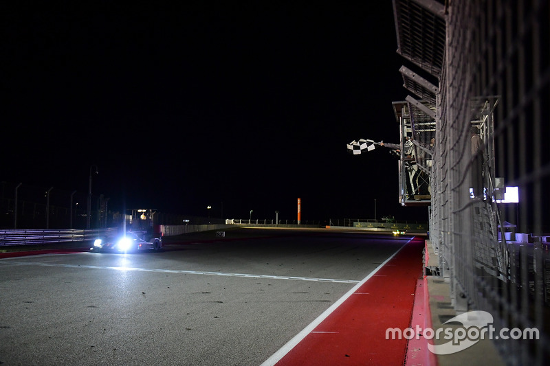 #1 Porsche Team Porsche 919 Hybrid: Timo Bernhard, Mark Webber, Brendon Hartley se llevan la bandera