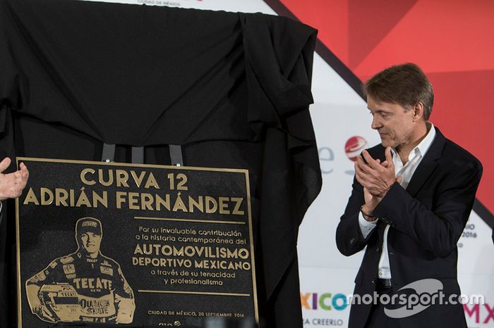 Adrián Fernández con su placa conmemorativa Curva 12 que llevara su nombre en el AUtódromo Hermanos Rodrígiuez