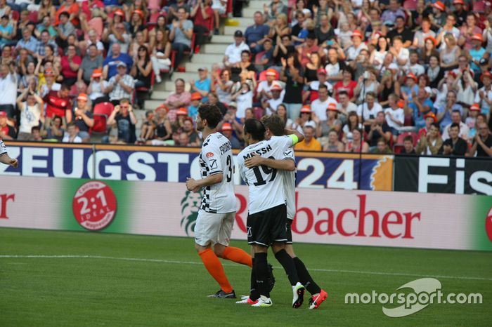 Felipe Massa, Williams, Arne Friedrich jugador delantero de futbol y Sebastian Vettel, Ferrari