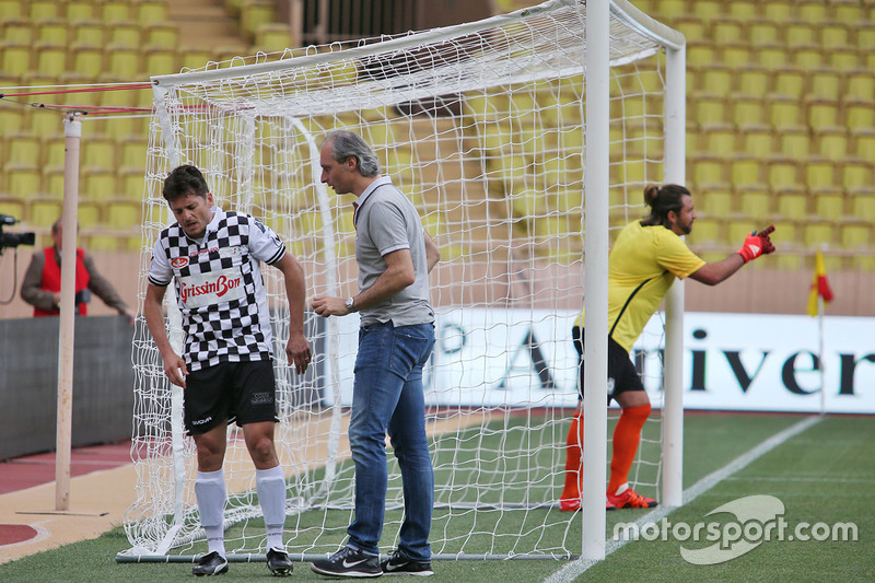 Giancarlo Fisichella En un partido de futbol de caridad  con los medios