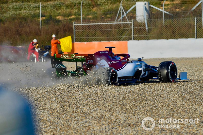Kimi Raikkonen, Alfa Romeo Racing C38, hace trompo