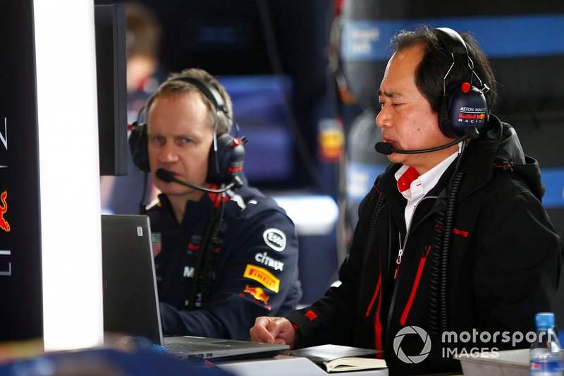 Un ingénieur Honda dans le garage Red Bull Racing