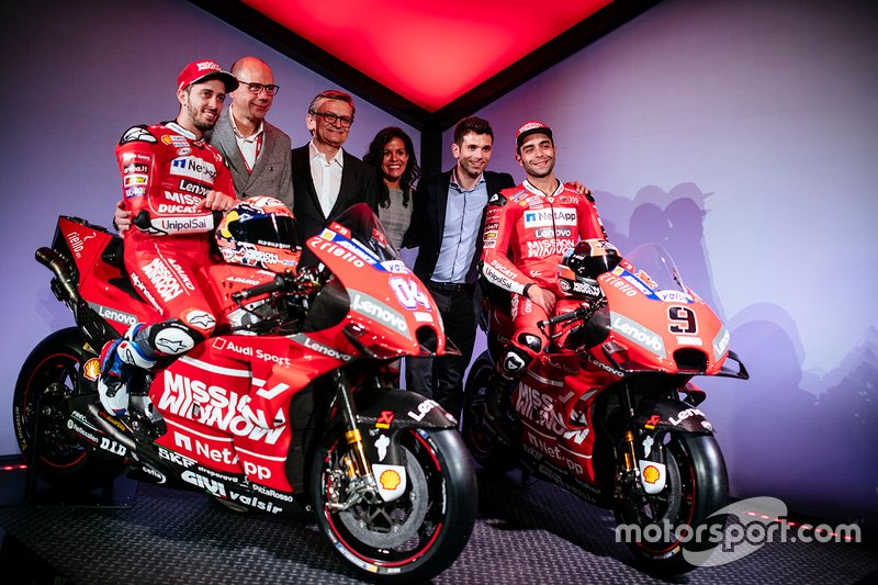 De izquierda a derecha, la gente de Philip Morris International en Ducati MotoGP Team Neuchatel, Suiza: Andrea Dovizioso, jinete, Riccardo Parino, vicepresidente de Global Event Partnerships, Miroslaw Zielinski, presidente de Ciencia e Innovación, Patricia Klaric, jefa de Mission Winnow Project. Sebastiano Cremonini, gerente de la plataforma de eventos MotoGP, y Danilo Petrucci