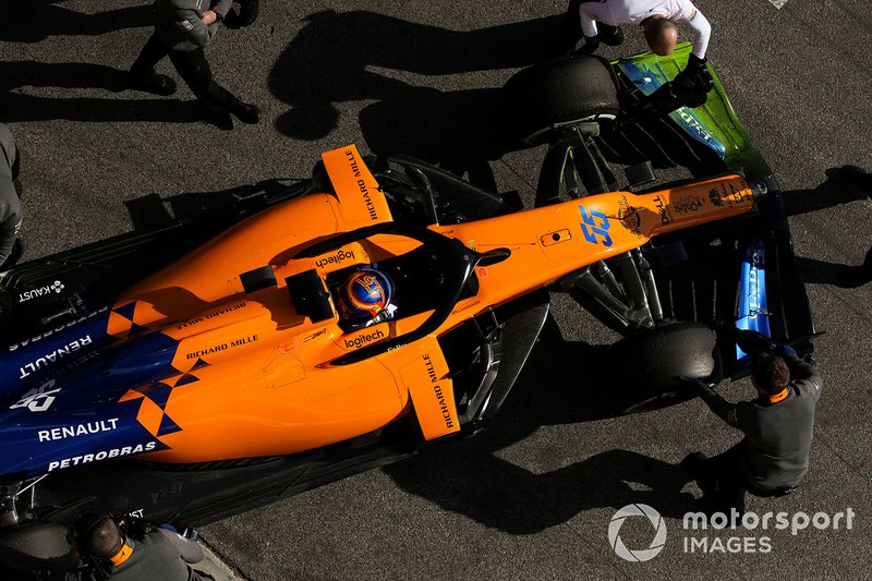 Carlos Sainz Jr., McLaren MCL34, s'arrête à son stand