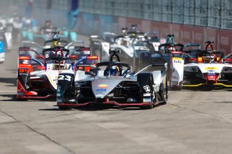 Sébastien Buemi, Nissan e.Dams, Nissan IMO1, Pascal Wehrlein, Mahindra Racing, M5 Electro, Daniel Abt, Audi Sport ABT Schaeffler, Audi e-tron FE05, Sam Bird, Envision Virgin Racing, Audi e-tron FE05, at the start.