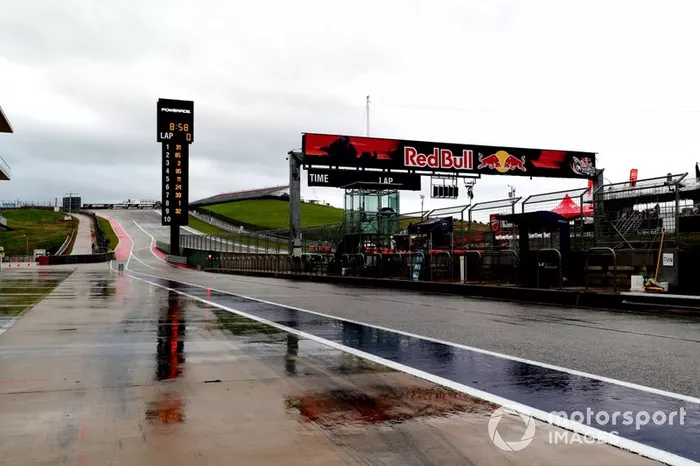 Pitlane molhado