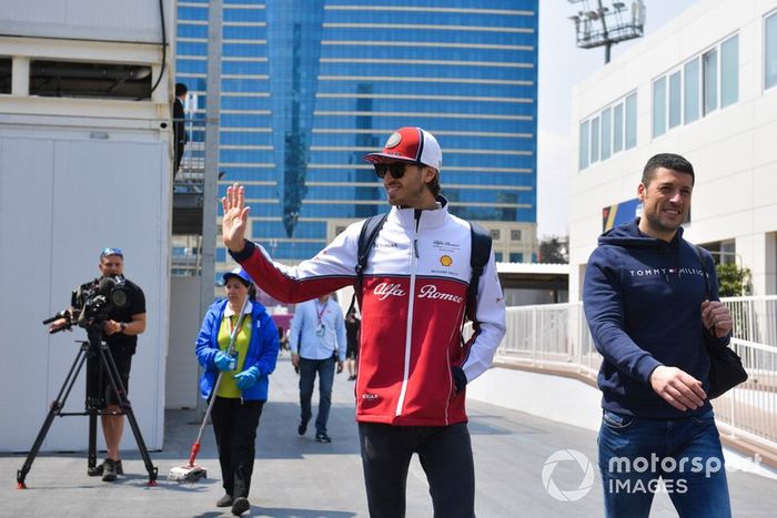 Antonio Giovinazzi, Alfa Romeo Racing en el paddock