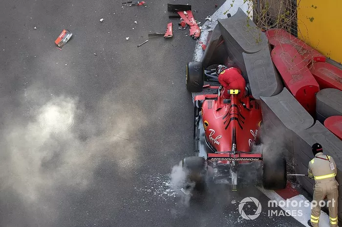 Charles Leclerc, Ferrari SF90 se baja de coche tras el accidente