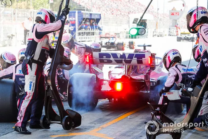 Sergio Pérez, Racing Point RP19 pit stop con giro de rueda